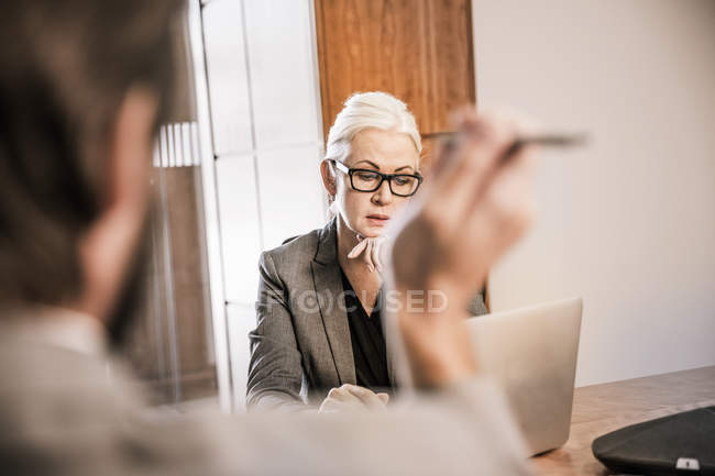 Blick über die Schulter der Geschäftsfrau bei Treffen — Stockfoto
