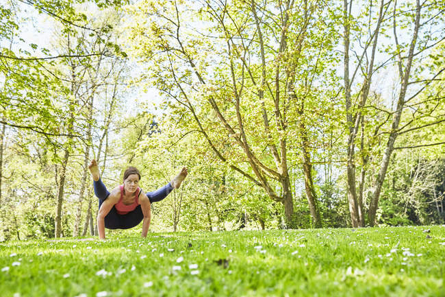Femme équilibrage sur les mains en position de yoga — Photo de stock