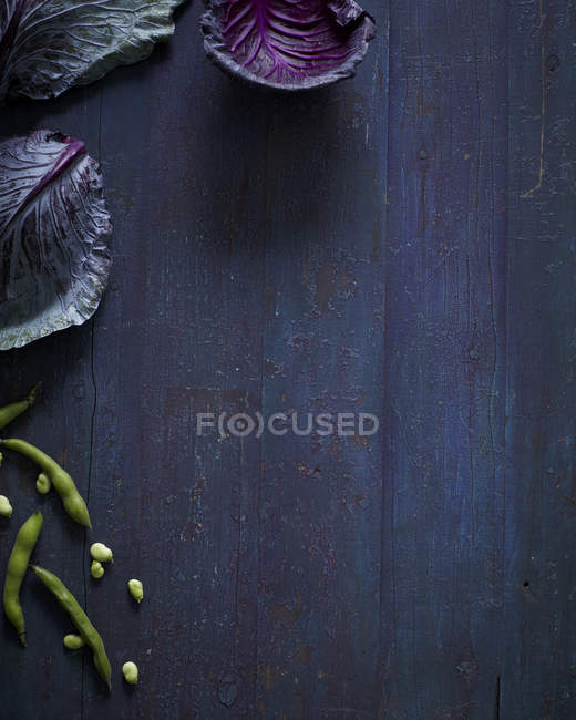 Натюрморт с капустой и зеленой фасолью — стоковое фото