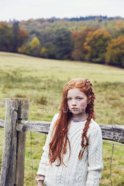 Portrait of young girl in rural setting — Stock Photo