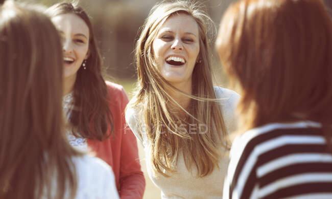 Группа друзей-женщин смеется — стоковое фото