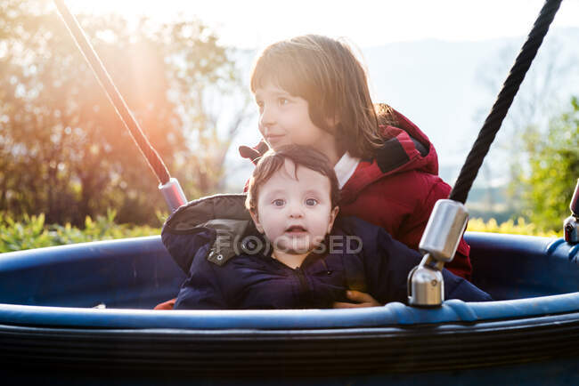 Ritratto di bambino con fratello nel parco giochi — Foto stock