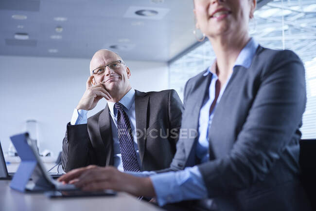 Femme d'affaires tapant pendant la présentation de bureau — Photo de stock