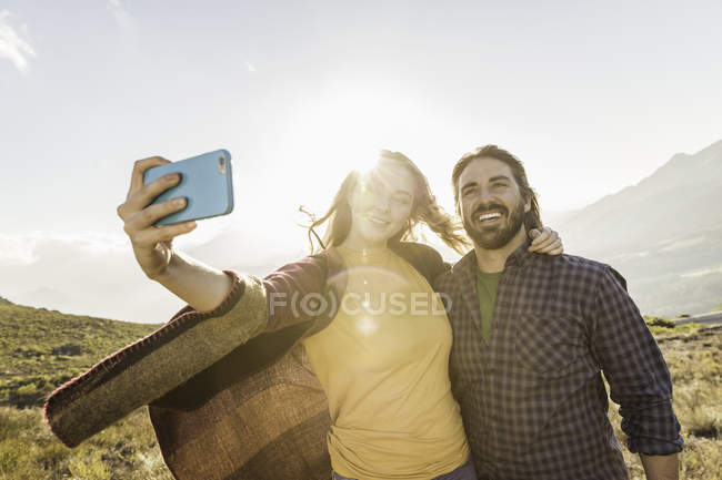 Casal tirando selfie no dia ensolarado, Franschhoek, África do Sul — Fotografia de Stock