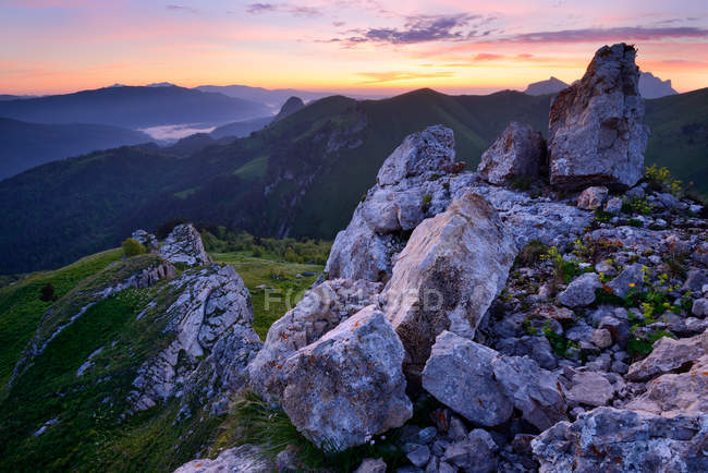 Rochers et paysage accidenté, Parc naturel Bolshoy Thach, Montagnes Caucasiennes, République d'Adygea, Russie — Photo de stock