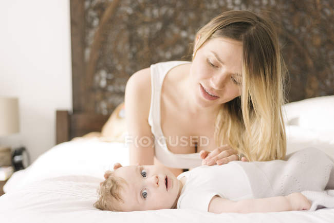 Madre e bambino legame sul letto a casa — Foto stock