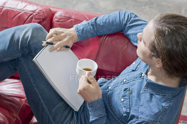 Uomo contemplando in pausa caffè — Foto stock