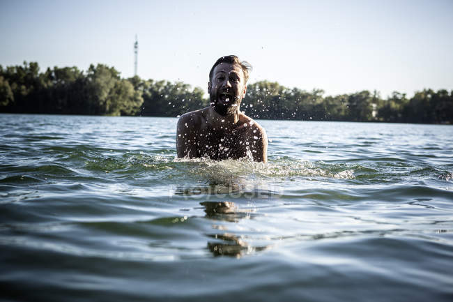 Homme à bouche ouverte, éclaboussures d'eau, Berlin, Allemagne — Photo de stock