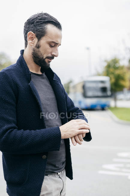 Hombre mirando reloj de pulsera - foto de stock