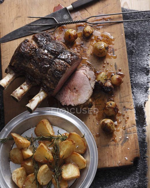 Roast beef with roast potatoes and onions — Stock Photo