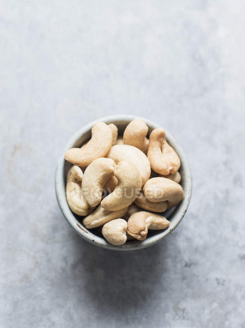 Studio shot, top view of cashew nuts in bowl — Stock Photo
