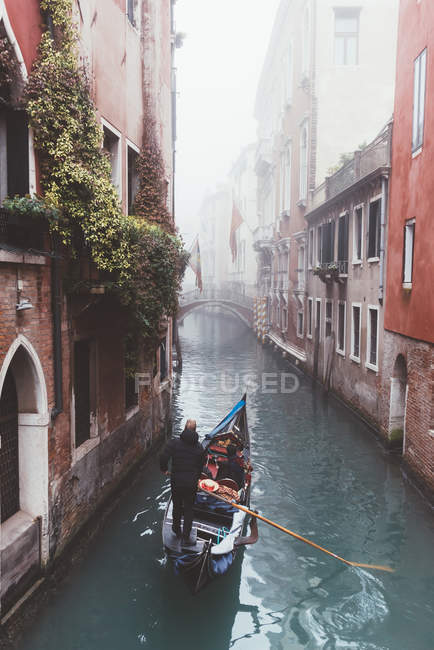 Erhöhte Ansicht des Gondoliere auf nebligem Kanal, Venedig, Italien — Stockfoto
