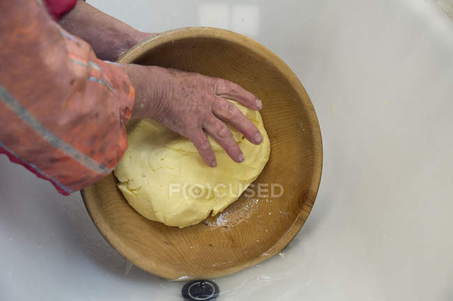 Руки жіночий фермер молочних формування масла в миску, Sattelbergalm, Тіроль, Австрія — стокове фото