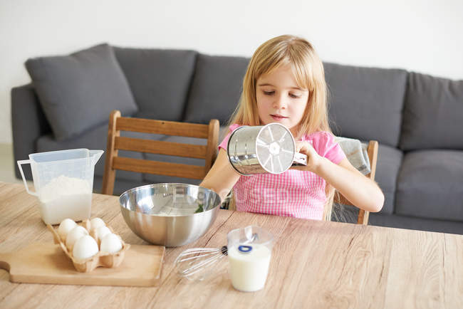 Young caucasian girl baking at home — Stock Photo