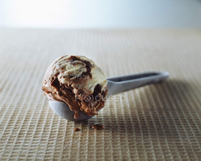 Viruta de chocolate y helado de vainilla en cucharada de metal - foto de stock