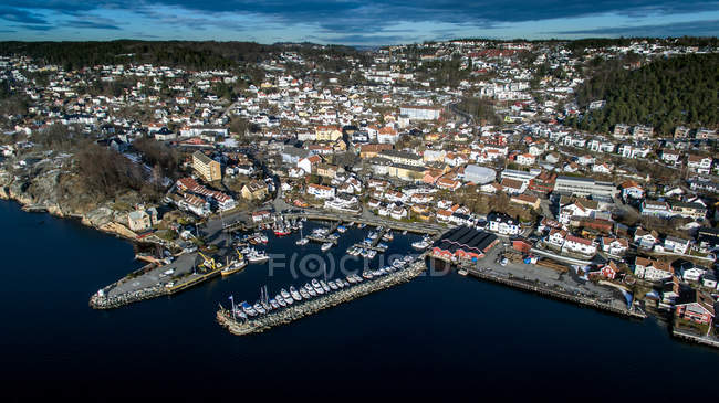 Гавань с пришвартованными лодками и зданиями, Дробак, Норвегия — стоковое фото