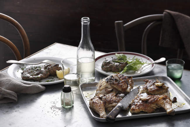Bistromehl aus Spatzenbraten und Kälberleber mit Weißwein auf dem Tisch — Stockfoto