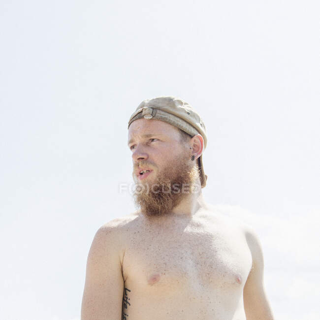 Barbuto nudo petto uomo guardando altrove — Foto stock