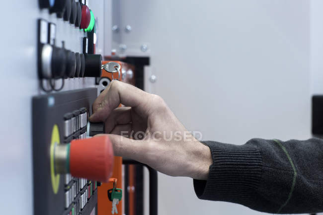 Ingeniero en el panel de control, primer plano - foto de stock