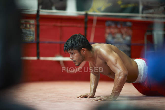 Boxer fazendo flexões no ringue de boxe — Fotografia de Stock