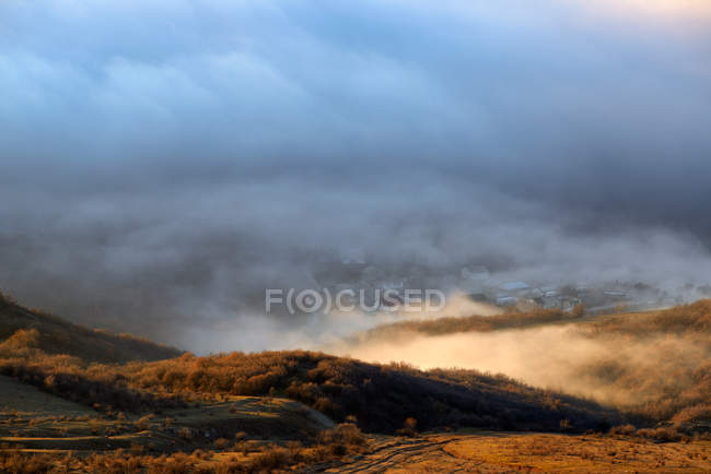 Vista de la niebla de montaña desde el pueblo de Luchistoye, montaña Demergi del Sur, Crimea, Ucrania - foto de stock
