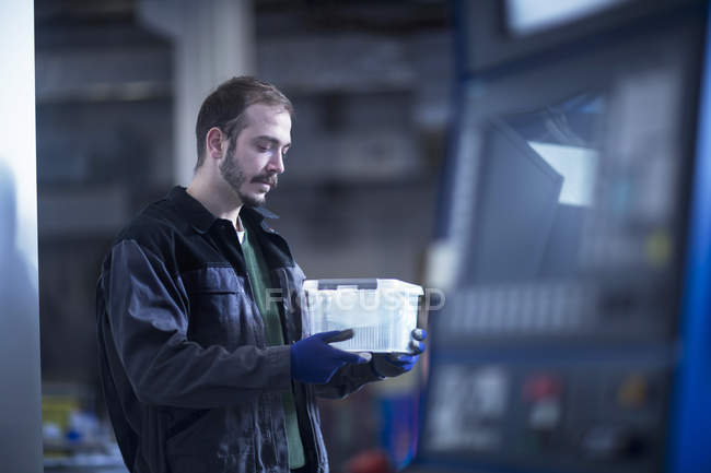 Ingenieur trägt Plastikaufbewahrungsbox — Stockfoto