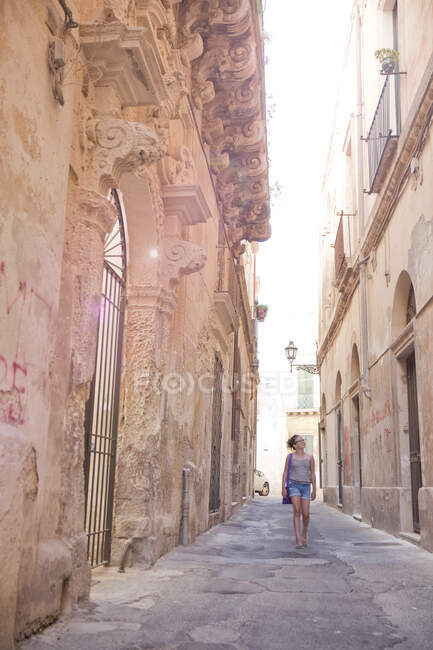 Дівчина йде по вулиці, Лече, Італія. — стокове фото