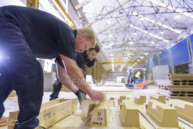 Workers moulding stone in architectural stone factory — Stock Photo