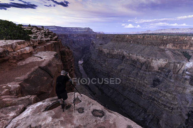 Fotografo che fotografa vista da Torroweap si affacciano, Littlefield, Arizona, Stati Uniti — Foto stock