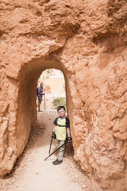 Mother and son, hiking the Queens Garden/Navajo Canyon Loop in Bryce Canyon National Park, Utah, USA — Stock Photo