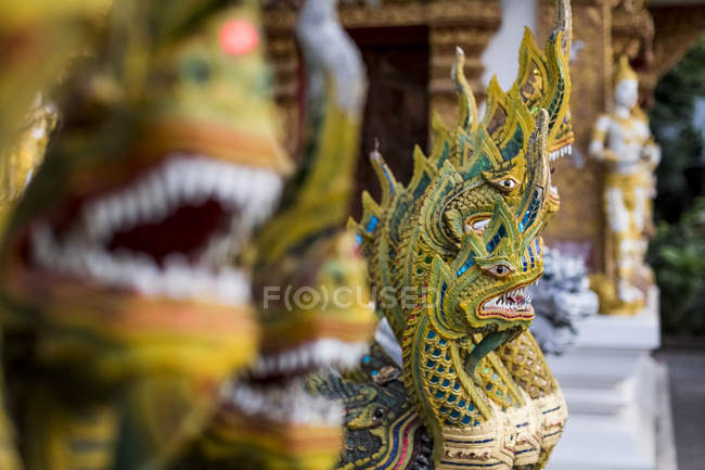 Righe di draghi al tempio buddista, Chiang Mai, Thailandia — Foto stock
