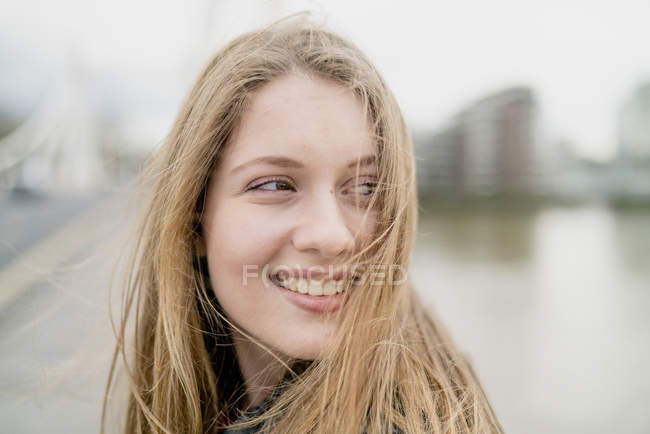 Porträt einer blondhaarigen jungen Frau am Wasser, im zertrümmerten Seepark, in London, Großbritannien — Stockfoto