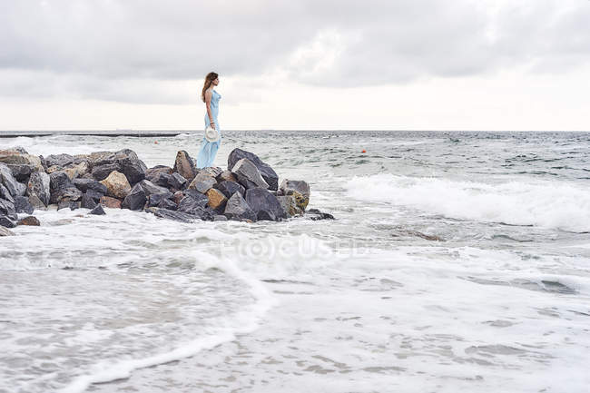 Femme regardant vers la mer — Photo de stock