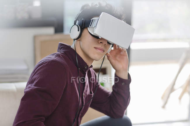 Jeune homme portant un casque de réalité virtuelle — Photo de stock