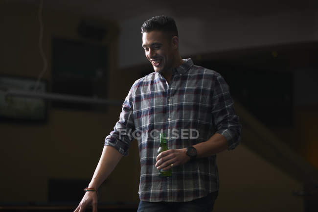 Sonriente hombre sosteniendo cerveza - foto de stock