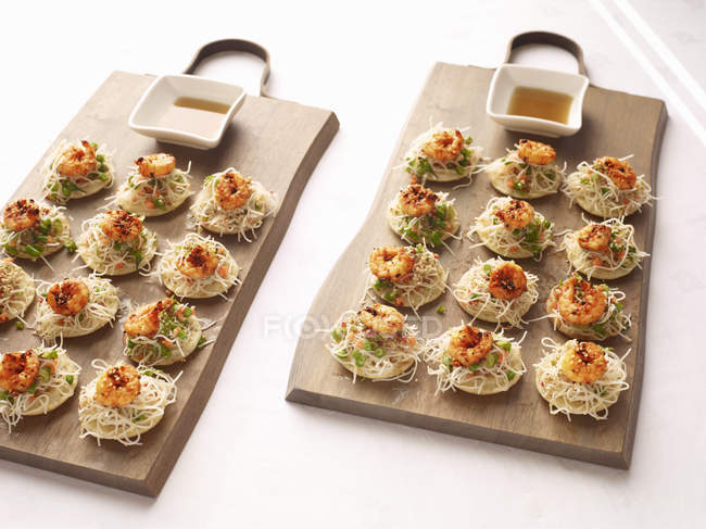 Sesame noodles and prawn canapes with dipping sauce — Stock Photo