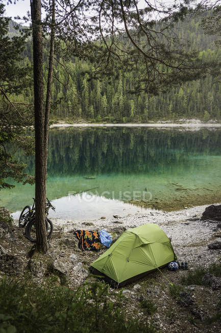 Tent pitched by water, Leermoos, Tyrol, Austria — Stock Photo