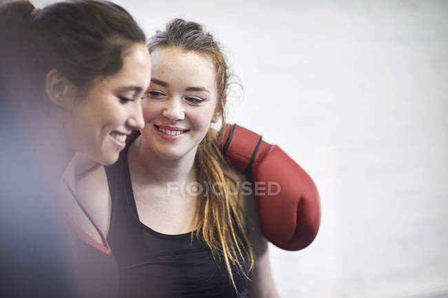 Two young female boxing friends in gym — Stock Photo