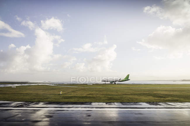 Самолет на взлетной полосе, аэропорт Денпасар, Бали — стоковое фото