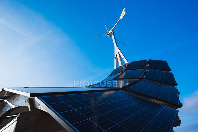 Vista de bajo ángulo de la estructura del panel de energía solar y el cielo azul, Malmo, Suecia - foto de stock