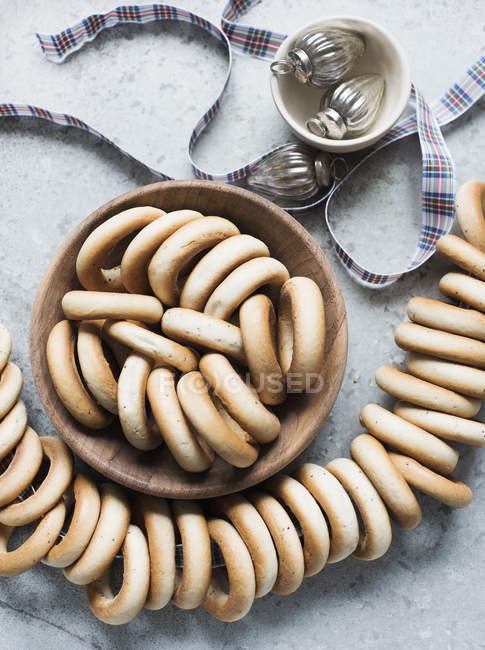 Hard bagels in a wooden bowl with Christmas decor — Stock Photo