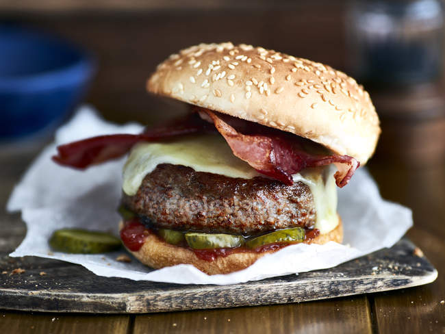 Close up tiro de hambúrguer de carne — Fotografia de Stock