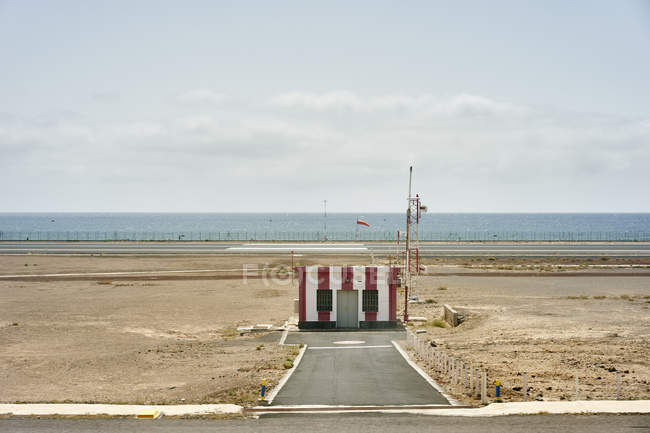 Cabaña a rayas del aeropuerto costero, Lanzarote, España - foto de stock