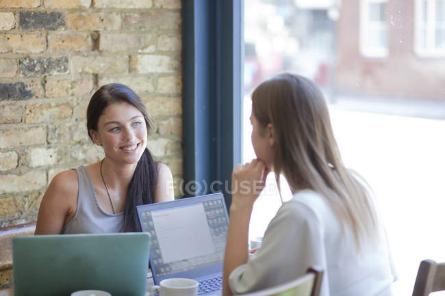 Businesswomen having meeting in coffee bar, London — Stock Photo