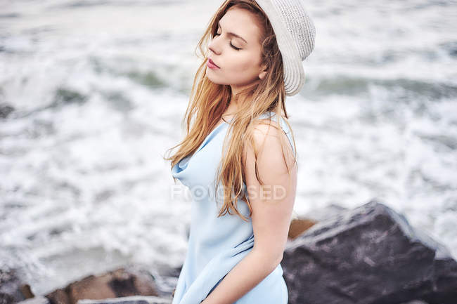 Mulher desfrutando de brisa por mar — Fotografia de Stock