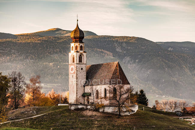 Iglesia tradicional en la colina, Dolomitas, Italia — Otoño, Viajes - Stock  Photo | #180542722