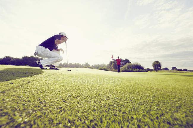 Golfista agachado em campo, Korschenbroich, Dusseldorf, Alemanha — Fotografia de Stock
