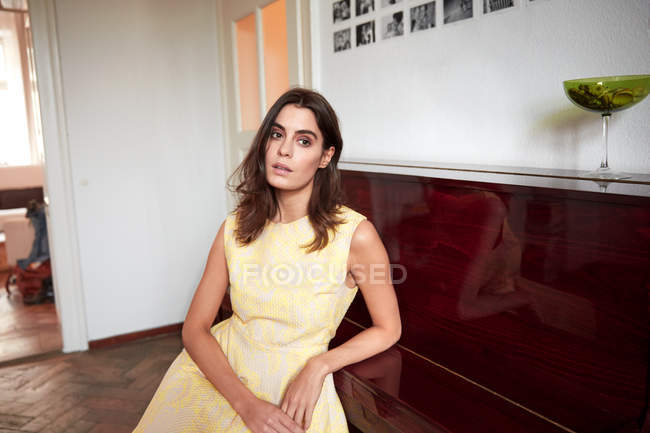 Ritratto di giovane donna elegante davanti al pianoforte — Foto stock