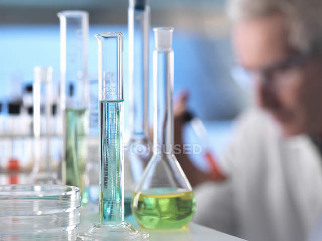 Cientista que prepara a experiência química em laboratório — Fotografia de Stock