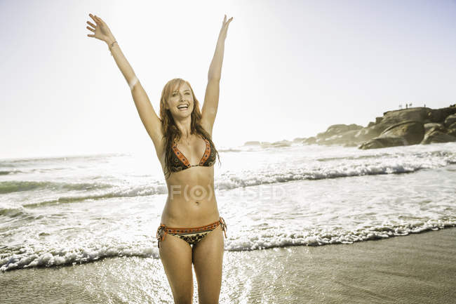 Mujer adulta en bikini en el mar, Ciudad del Cabo, Sudáfrica - foto de stock